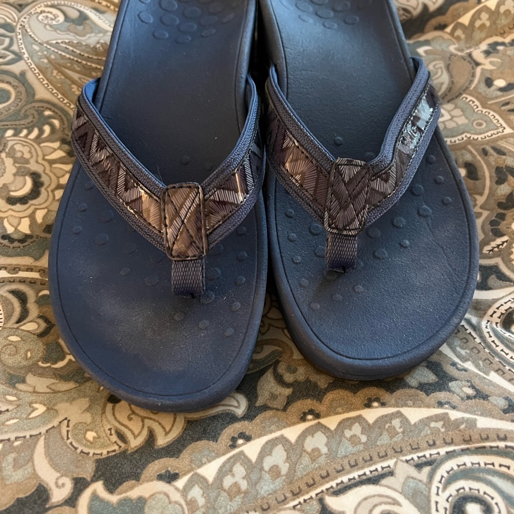 Vionic High Tide Navy Blue Chevron Sandals